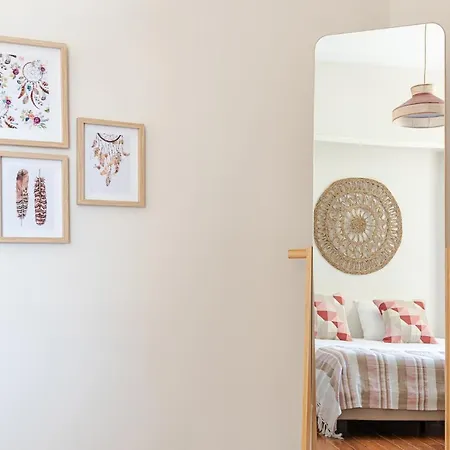 The Local Πανσιόν