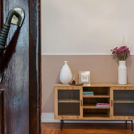 The Local Πανσιόν *